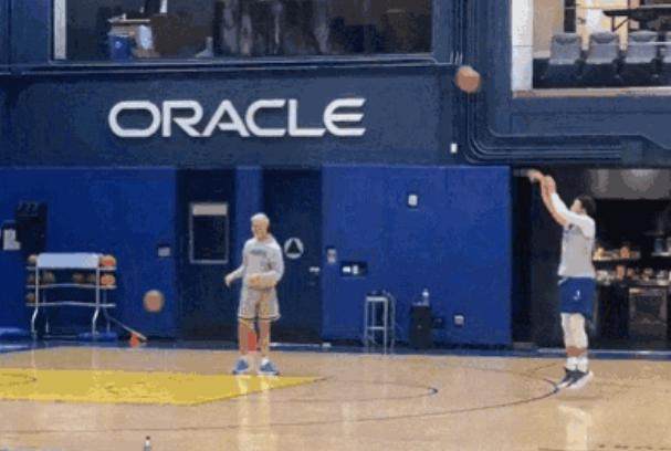 英雄联盟战争学院-库里恢复训练一哥围巾即将复出 勇士终于等来援兵