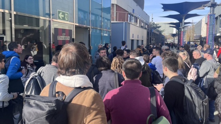 每体：坎塞洛见面会因转会文件没搞定延迟，大批记者等候无法进场